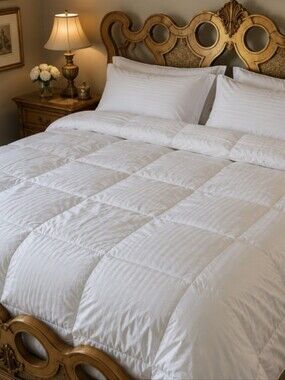 New Made For Westin Hotels & Resorts Down Alternative Comforter. Size Queen.